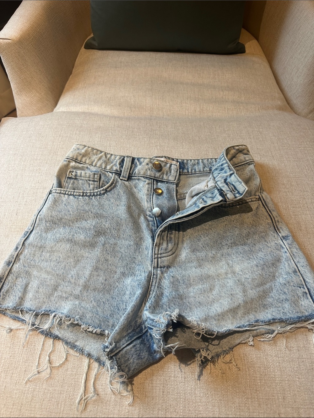 High-Rise Light Wash Denim Shorts - Casual Frayed Hem